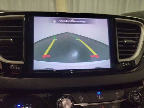 Used 2022 Chrysler Pacifica Touring-L image 16