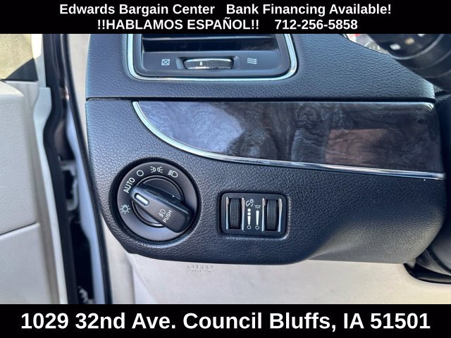 Used 2016 Chrysler Town & Country Touring FWD image 15