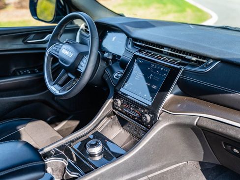 Used 2023 Jeep Grand Cherokee L Laredo image 12