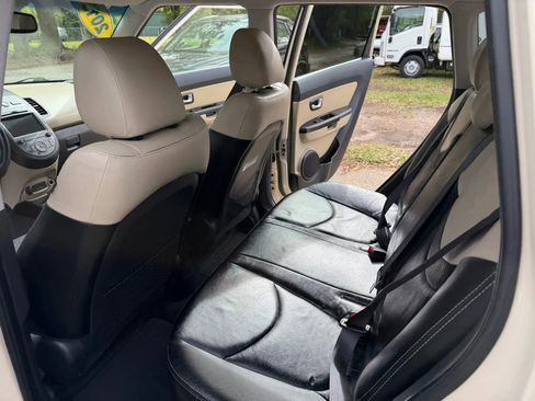 Used 2013 Kia Soul ! w/ Premium Pkg image 13