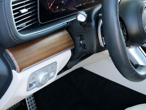 Used 2025 Mercedes-Benz GLS 450 4MATIC image 17