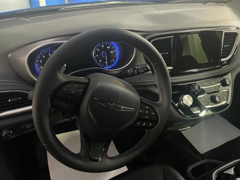 New 2026 Chrysler Pacifica Select image 11