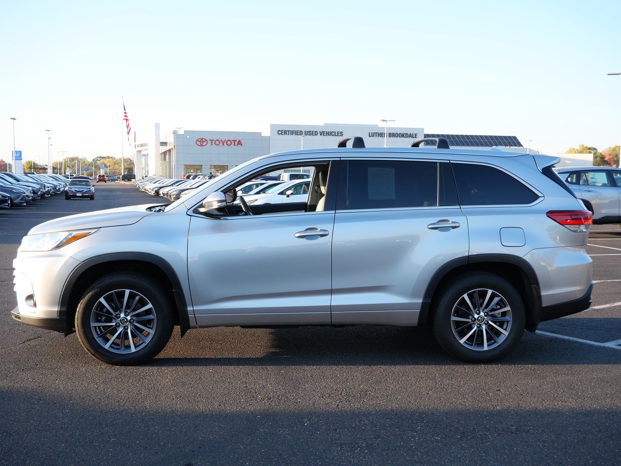 Certified 2018 Toyota Highlander XLE w/ Carpet Mat Package (TMS) AWD/4WD image 3