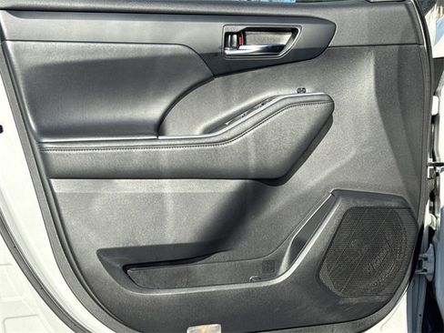 Used 2023 Toyota Highlander XLE image 10