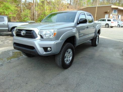 Used 2015 Toyota Tacoma 4x4 Double Cab w/ TRD Off-Road Package image 19