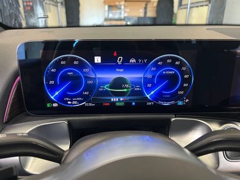 Used 2025 Mercedes-Benz EQB 300 4MATIC image 27