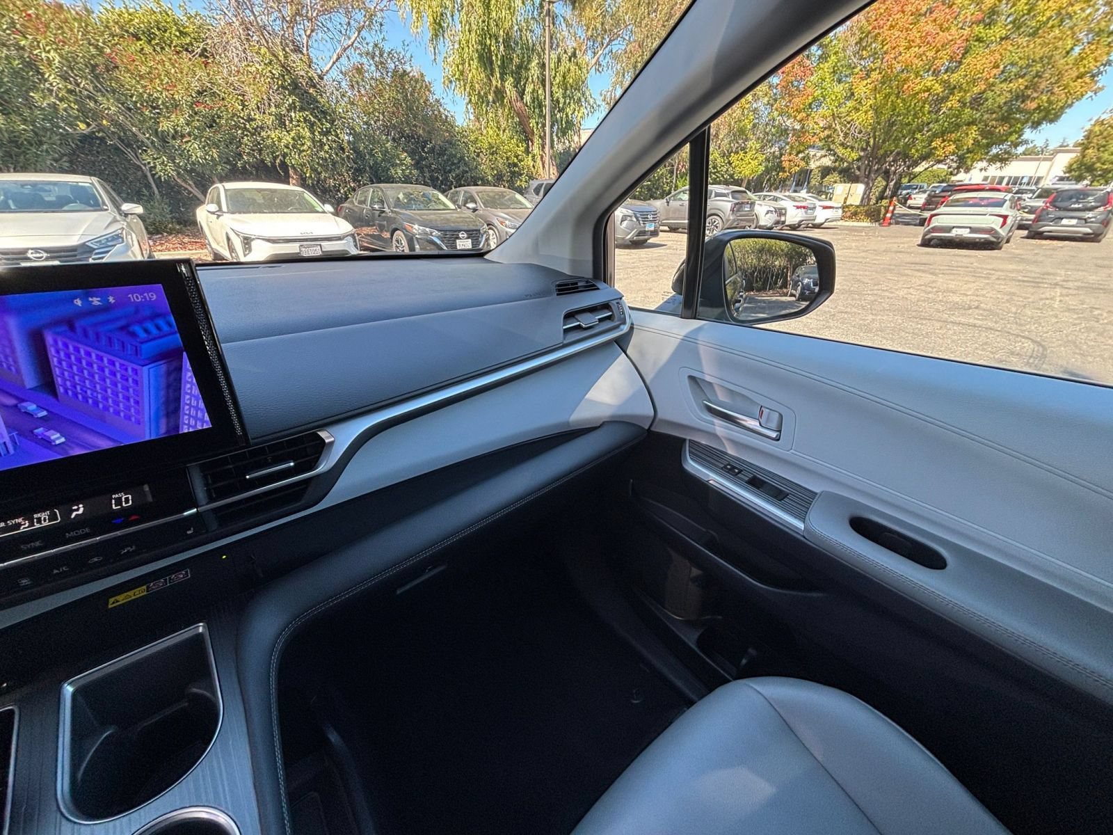 Used 2025 Toyota Sienna XLE FWD image 37