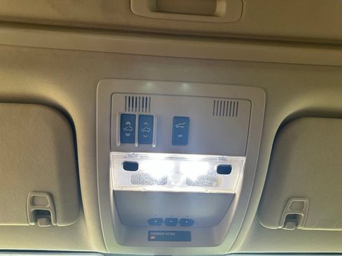 Used 2011 Cadillac Escalade Premium RWD image 22