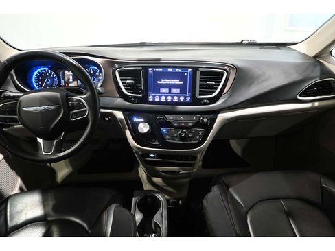 Used 2018 Chrysler Pacifica Touring-L FWD image 22