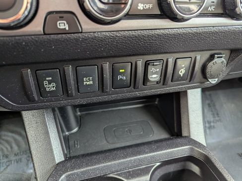 Used 2016 Toyota Tacoma TRD Off-Road image 17