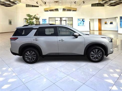 Used 2024 Nissan Pathfinder SV image 8