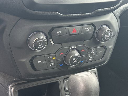 Used 2019 Jeep Renegade Latitude image 29