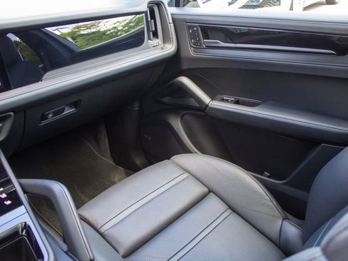 Used 2025 Porsche Cayenne GTS AWD/4WD image 20