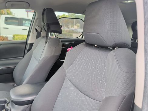 Used 2020 Toyota RAV4 XLE FWD image 6