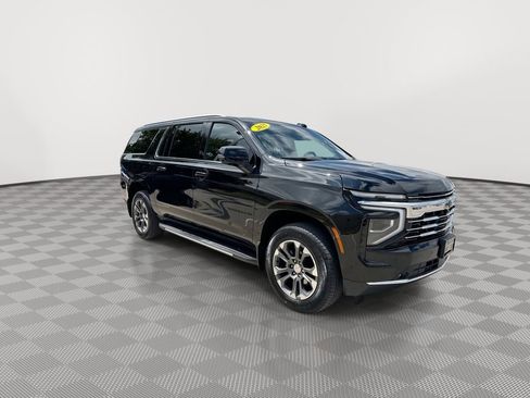 Used 2025 Chevrolet Suburban LT w/ Comfort Package AWD/4WD image 2