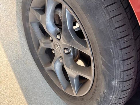 Used 2018 Chrysler Pacifica Touring-L w/ Premium Audio Group FWD image 2