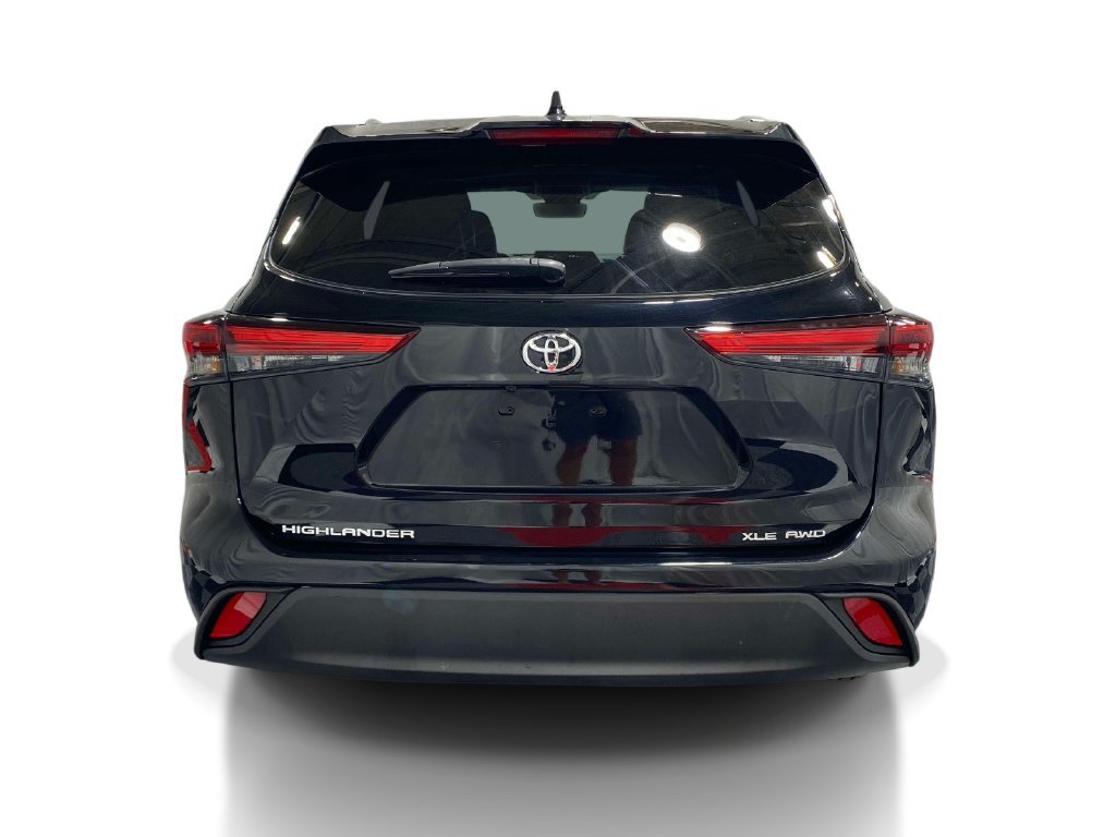 Used 2022 Toyota Highlander XLE AWD/4WD image 3