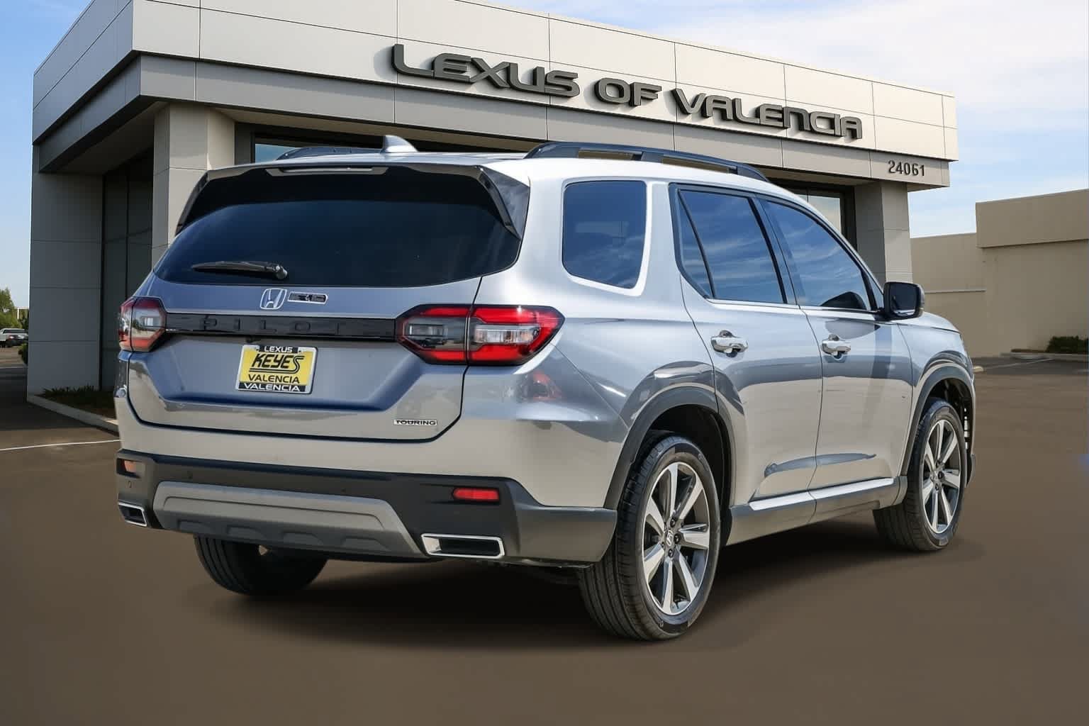 Used 2023 Honda Pilot Touring image 4