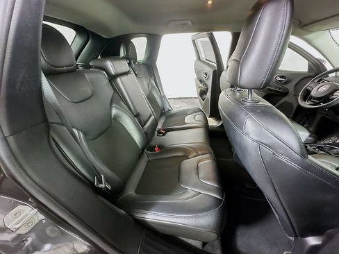 Used 2021 Jeep Cherokee Latitude Plus FWD image 11