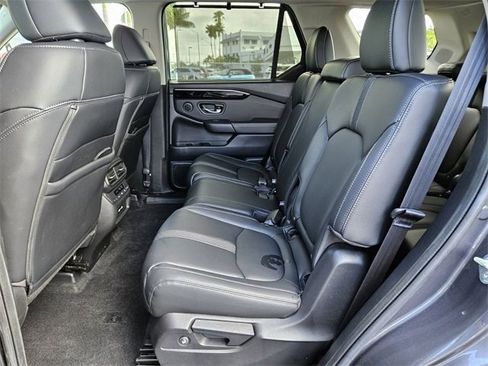Used 2023 Honda Pilot Touring image 5