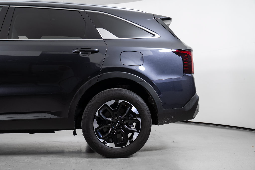 Used 2025 Kia Sorento S AWD/4WD image 15