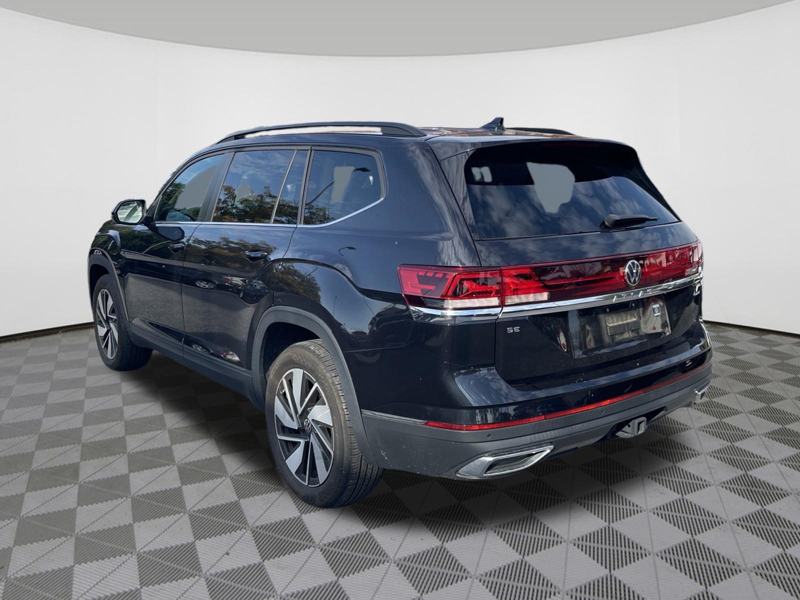 Used 2024 Volkswagen Atlas SE w/ Panoramic Sunroof Package AWD/4WD image 5