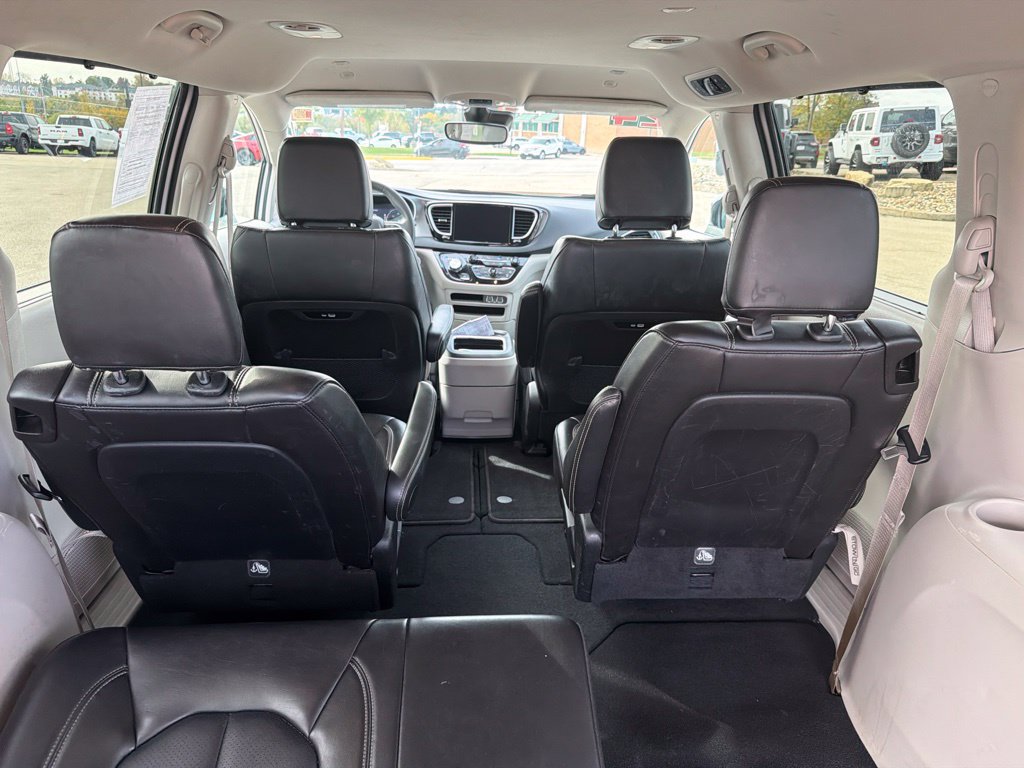 Used 2024 Chrysler Pacifica Touring-L FWD image 10