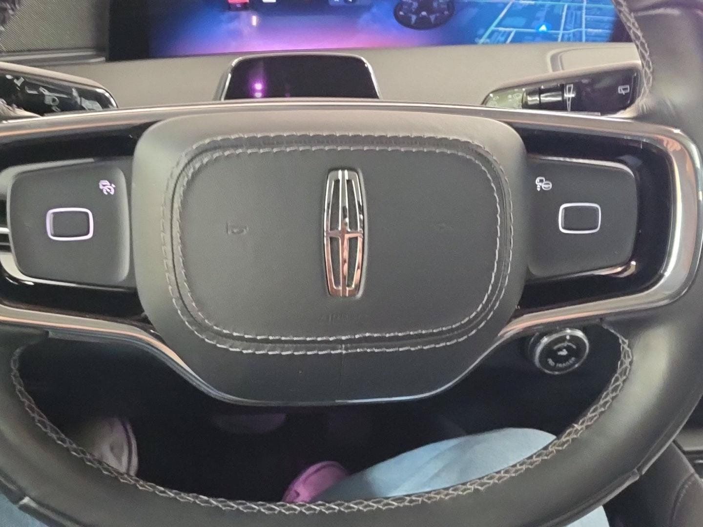 Certified 2025 Lincoln Navigator Reserve AWD/4WD image 9