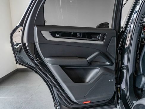 Certified 2025 Porsche Cayenne Coupe AWD/4WD image 24