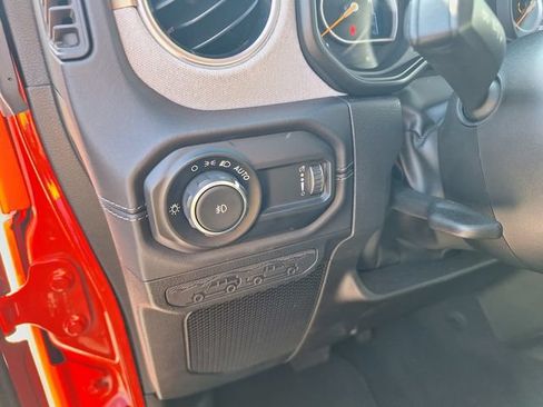 Used 2025 Jeep Wrangler Unlimited Sahara AWD/4WD image 19