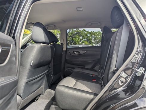 Used 2019 Nissan Rogue SV image 9