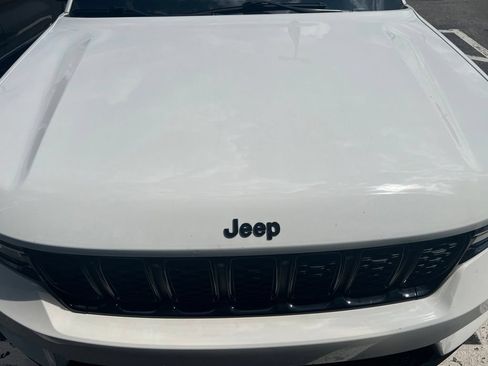 Used 2022 Jeep Grand Cherokee Altitude AWD/4WD image 2