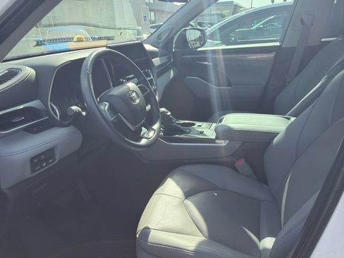 Used 2022 Toyota Highlander Limited FWD image 6