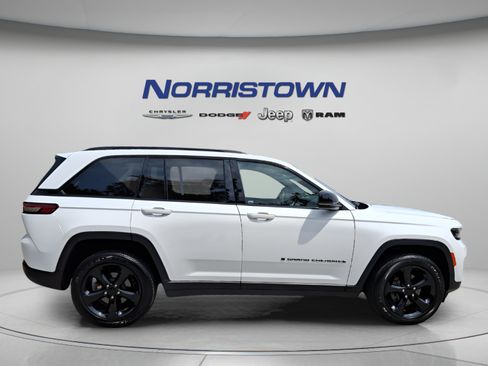 Certified 2023 Jeep Grand Cherokee Altitude AWD/4WD image 7