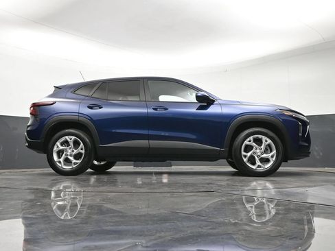 Used 2024 Chevrolet Trax LS w/ LS Convenience Package FWD image 29