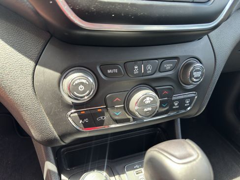 Used 2021 Jeep Cherokee Latitude Lux w/ Comfort/Convenience Group AWD/4WD image 26