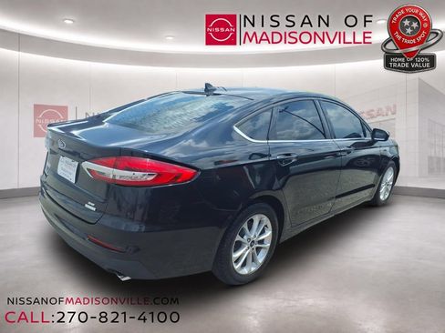 Used 2019 Ford Fusion SE FWD image 2