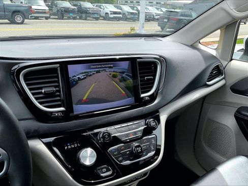 Used 2023 Chrysler Pacifica Touring-L FWD image 20
