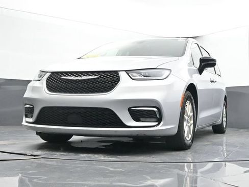 Used 2024 Chrysler Pacifica Touring-L FWD image 48