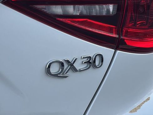 Used 2017 INFINITI QX30 Premium w/ Navigation Package image 13