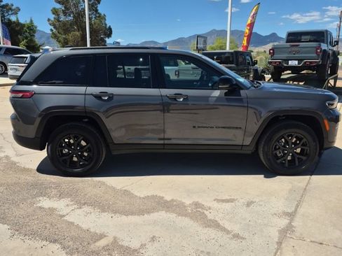 Used 2025 Jeep Grand Cherokee Altitude image 4