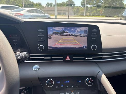 Used 2023 Hyundai Elantra SEL w/ Preferred Accessory Package FWD image 17