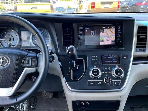 Used 2017 Toyota Sienna XLE FWD image 6