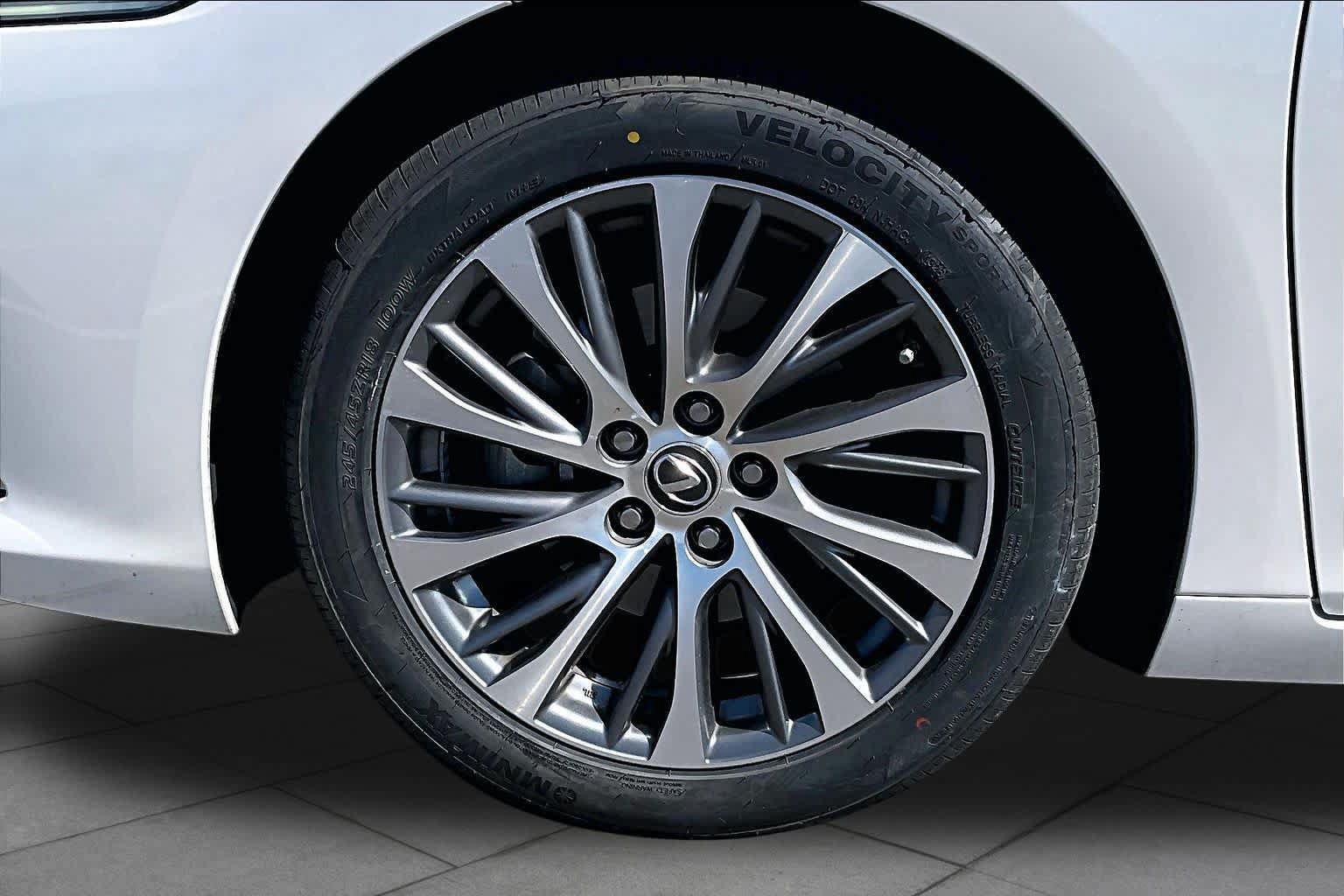 Used 2019 Lexus ES 350 w/ Premium Package FWD image 10
