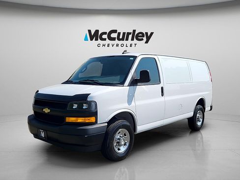 Used 2023 Chevrolet Express 3500 w/ Driver Convenience Package RWD image 3
