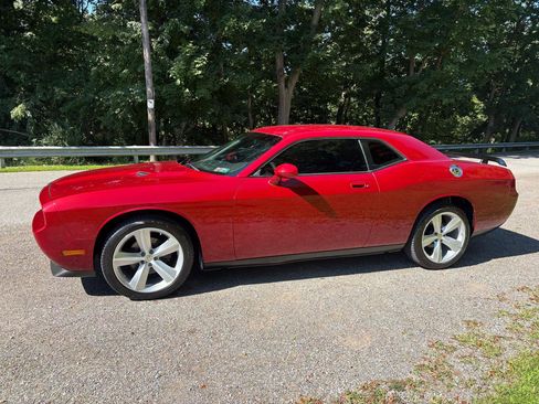 Used 2010 Dodge Challenger SE RWD image 4