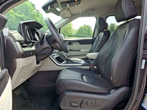 Used 2024 Kia Carnival LX FWD image 11