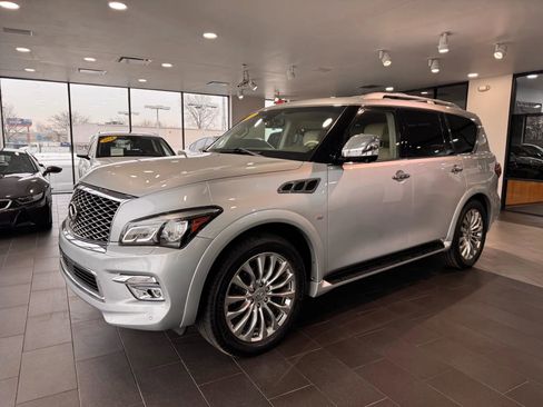 Used 2016 INFINITI QX80 4WD w/ Deluxe Technology Package image 2