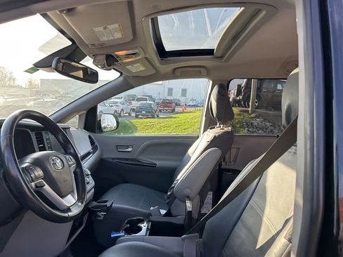 Used 2019 Toyota Sienna XLE image 9