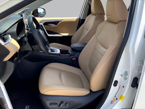 Used 2019 Toyota RAV4 Limited FWD image 8
